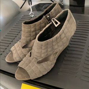 7 for all mankind quilted grey wedges